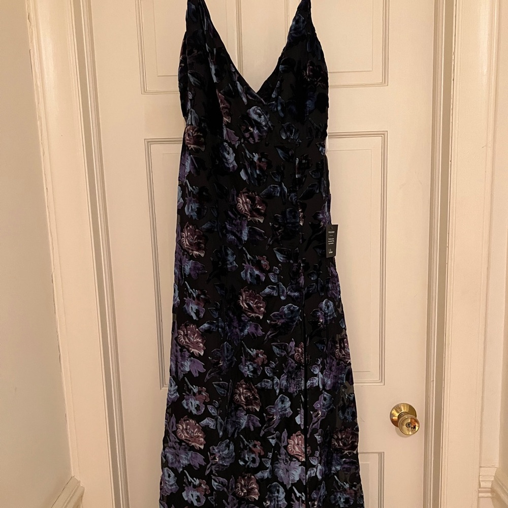 Size medium LuLus maxi floral velvet print dress. Never worn, tag still on.